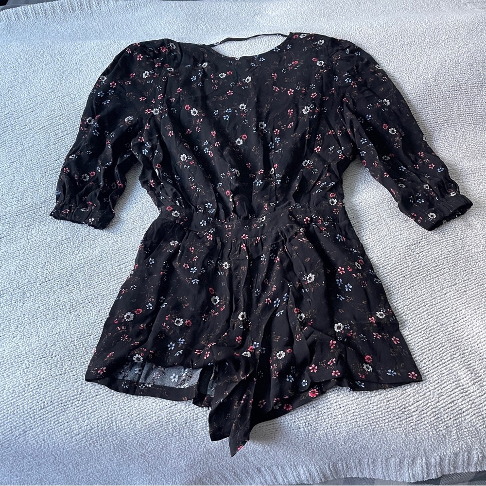 Olivaceous women’s floral romper black S NWT